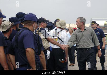 LE président AMÉRICAIN George W. Bush se rend en visite avec les gardes-côtes américains (USCG) et le personnel de la Force opérationnelle interarmées (JTF) qui ont réagi à l'ouragan Rita à un point de rassemblement à Lake Charles, en Louisiane (LA). Des unités du ministère de la Défense (DoD) se sont mobilisées pour appuyer les opérations de secours humanitaires dans la région de la côte du Golfe. (Image dupliquée, voir aussi DDSD0605736 ou rechercher 050927G0000O001). Base: Lake Charles État: Louisiane (LA) pays: États-Unis d'Amérique (USA) Banque D'Images