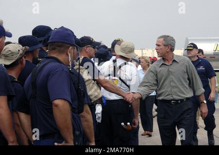 LE président AMÉRICAIN George W. Bush et le vice-amiral (VADM) de la Garde côtière américaine (USCG) Thad W. Allen (à l'extrême droite) ont visité le personnel de Rita de la Garde côtière et de la Force opérationnelle interarmées (JTF) à un point de rassemblement à Lake Charles, en Louisiane (LA), en réponse à l'ouragan Rita. (Image dupliquée, voir aussi DDSD0602474 ou rechercher 050927G0000O001). Base: Lake Charles État: Louisiane (LA) pays: États-Unis d'Amérique (USA) Banque D'Images