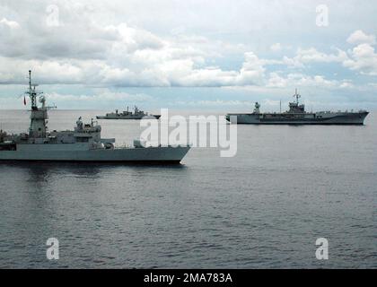 051007-N-0057D-210. [Complete] Scene Caption: Le navire de commandement amphibie de classe Blue Ridge de la Sixième flotte américaine (USN) USS MOUNT WHITNEY (LCC 20) dirige une Force de réaction de l'OTAN (Organisation du Traité de l'Atlantique Nord) au large de la côte italienne de Sardaigne au cours de l'exercice PAST GLORY (Loyal Midas) 2005. Le WHITNEY est flanquée de la classe de la marine turque Tepe (KNOX) Frigate TCG (navire de la République de Turquie) MUAVENET (F 250) (premier plan) et de la Marine hellénique (Grèce) elle (Kortenaer) classe HS (navire hellénique) LIMNOS (F 451) (arrière-plan). L'exercice est un organisme OTAN de moyenne envergure (Organisation du Traité de l'Atlantique Nord) Banque D'Images