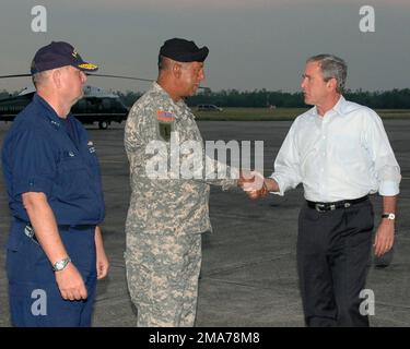 051010-N-9274T-012. [Complet] Légende de la scène: LE président AMÉRICAIN George W. Bush (à droite) salue l'armée américaine (États-Unis) Lieutenant général (LGEN) Russel L. Honoré, commandant de la Force opérationnelle interarmées (foi) Katrina, Et le vice-amiral (VADM) de la Garde côtière des États-Unis (USCG), Thad W. Allen, directeur des efforts de secours de l'Agence fédérale de gestion des urgences (FEMA), à bord de la base aérienne navale de la Réserve commune (NAS JRB), la Nouvelle-Orléans. Le président Bush et la première dame rencontrent des hauts responsables militaires à la NSS JRB, à la Nouvelle-Orléans, pour recevoir des informations sur les efforts de secours de la foi Katrina. La participation active de la Marine à l'ouragan Kat Banque D'Images