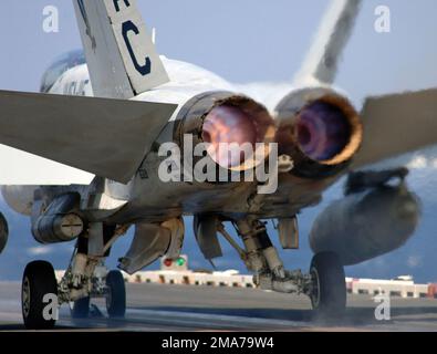 A US Marine corps (USMC) F/A-18A+ Hornet, Marine Strike Fighter Squadron 115 (VMFA-115), Silver Eagles, Marine corps Air Station (MCAS) Beaufort, Caroline du Sud (SC), allume ses feux de source lors du lancement à partir de l'arc catapulte One à vapeur, pendant les opérations de vol à bord de l'USS Harry S. TRUMAN, porte-avions de la classe Nimitz (CVN 75). Le F/A-18A+ est une version mise à niveau du F/A-18A. Le TRUMAN effectue actuellement des qualifications et une formation de maintien en service avec l'escadre aérienne embarquée Carrier (CVW) 3 au large de la côte est des États-Unis. Base : USS Harry S. Truman (CVN 75) Co Banque D'Images