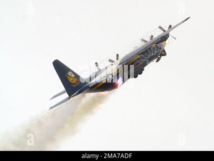 L'avion de fret Hercules C-130 du corps des Marines des États-Unis (USMC), Fat Albert, affecté à l'équipe de démonstration des Blue Angels des Navys des États-Unis (USN), utilise des bouteilles à décollage assisté par jet (JATO) lors du salon aérien de la base navale Ventura County (NBCV). Base: Base navale, Ventura État: Californie (CA) pays: Etats-Unis d'Amérique (USA) Banque D'Images