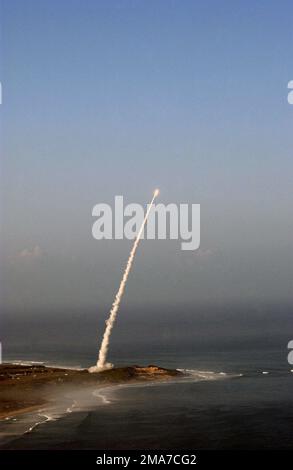 051117-O-0000X-002. [Complete] Scene Caption : un missile cible de séparation de portée moyenne est vu quelques secondes après le décollage de l'installation de tir de missile du Pacifique (PMRF), Barking Sands, Kauai, Hawaii (HI). Six minutes plus tard, la cible a été interceptée par un missile standard de développement trois (SM-3) lancé à partir du missile guidé de classe Ticonderoga basé à Pearl Harbor USS LAKE ERIE (CG 70) [non montré]. L'essai a été le sixième point d'interception, en sept essais en vol, par l'AEGIS (segment Airborne Early-Warning Ground-Environmental Integration) Ballistic missile Defense, la composante maritime de Th Banque D'Images