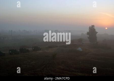 Les véhicules du corps des Marines (USMC) de la compagnie Echo (E CO), 2nd Bataillon (BN), 2nd Marines, sont assis à l'extérieur d'une base d'opérations Forward (FOB) dans le brouillard du matin alors qu'ils se préparent à l'opération Trifecta à Zaidon, en Irak, dans le cadre de l'opération LIBERTÉ IRAQUIENNE. Là où le but, de débarrasser les forces anti-irakiennes et des empêcher d'utiliser la ville à l'avenir. Base: Zaidon État: Al Anbar pays: Irak (IRQ) Banque D'Images