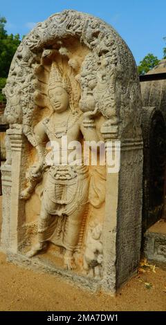 Sandakada pahana, également connu sous le nom de Moonstone, est une caractéristique unique de l'architecture cinghalaise de l'ancien Sri Lanka. C'est une dalle de pierre semi-circulaire sculptée, habituellement placée au fond des escaliers et des entrées. Vu pour la première fois dans la dernière étape de la période Anuradhapura, le pahana de sandakada a évolué à travers les périodes Polonnaruwa, Gampola et Kandy. Selon les historiens, le sandakada pahana symbolise le cycle de Sansāra dans le bouddhisme. L'ancienne chronique de Mahavamsa et de la littérature de Pali comme le Samantapasaadika se réfèrent à la sandakada pahana comme patika. Sri Lanka. La première sandakada pa Banque D'Images