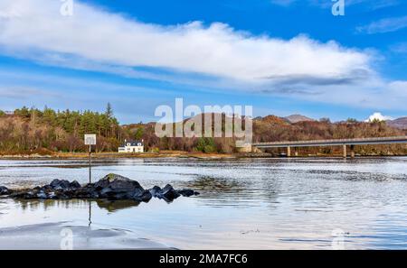 Morar Highland Scotland une vue sur l'eau jusqu'au pont routier enjambant la rivière Morar Banque D'Images