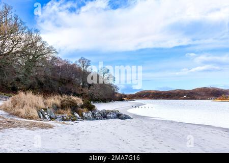 Morar Highland Ecosse regardant le long de la plage de sable blanc vers l'ouest Banque D'Images