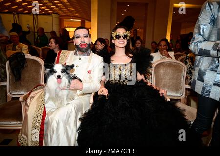 Harald Glööckler mit Hund Billy King und Raffas Plastic Life BEI der Anja Gockel Fashion Show 'even Senses' auf der Berlin Fashion week automne/hiver Banque D'Images