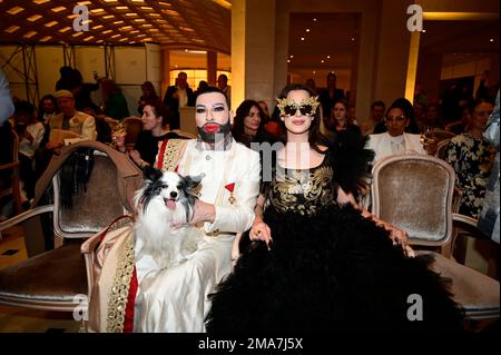 Harald Glööckler mit Hund Billy King und Raffas Plastic Life BEI der Anja Gockel Fashion Show 'even Senses' auf der Berlin Fashion week automne/hiver Banque D'Images