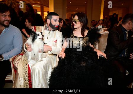 Harald Glööckler mit Hund Billy King und Raffas Plastic Life BEI der Anja Gockel Fashion Show 'even Senses' auf der Berlin Fashion week automne/hiver Banque D'Images