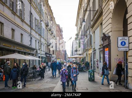 Rue Accademia dans le centre historique de Turin. Les gens marchent. Turin, région du Piémont dans le nord de l'Italie, en Europe Banque D'Images