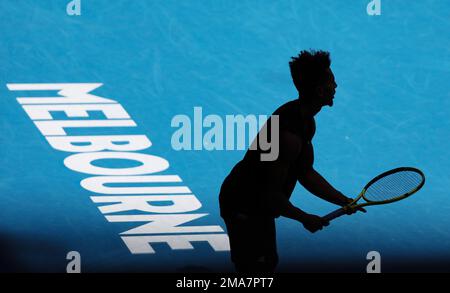 Melbourne, Australie. 19th janvier 2023. Michael Mmoh, des États-Unis, participe au deuxième tour du match des hommes contre Alexander Zverev, en Allemagne, au tournoi de tennis Open d'Australie à Melbourne, en Australie, le 19 janvier 2023. (Xinhua/Bai Xuefei) Banque D'Images