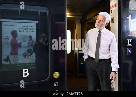 Prague, République tchèque. 19th janvier 2023. Le candidat à la présidence tchèque Petr Pavel se rend à Ostrava, en Moravie du Nord, en train pour rencontrer les citoyens d'Ostrava. Petr Pavel en train pour Ostrava, République Tchèque, 19 janvier 2023. Crédit : Roman Vondrous/CTK photo/Alay Live News Banque D'Images