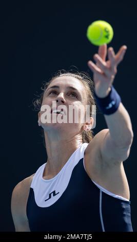 Melbourne, Australie. 19th janvier 2023. Petra Martic, de Croatie, sert lors du deuxième tour de match féminin contre Zhang Shuai, de Chine, au tournoi de tennis Open d'Australie à Melbourne, en Australie, le 19 janvier 2023. (Photo de Hu Jingchen/Xinhua) Banque D'Images