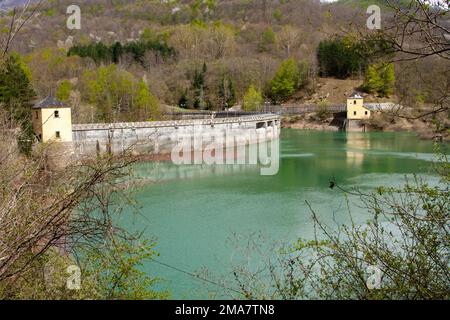 Un barrage sur une rivière Láquila - Teramo Italie Banque D'Images