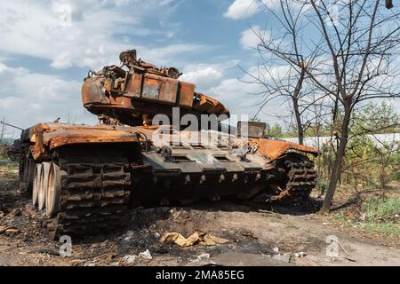 BUCHA, UKRAINE 12.05.2022 Irpin, Bucha. Atrocités de l'armée russe dans la banlieue de Kiev. Le char russe a été renversé par l'armée ukrainienne. Banque D'Images