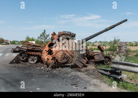 BUCHA, UKRAINE 12.05.2022 Irpin, Bucha. Atrocités de l'armée russe dans la banlieue de Kiev. Le char russe a été renversé par l'armée ukrainienne. Banque D'Images