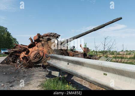 BUCHA, UKRAINE 12.05.2022 Irpin, Bucha. Atrocités de l'armée russe dans la banlieue de Kiev. Le char russe a été renversé par l'armée ukrainienne. Banque D'Images