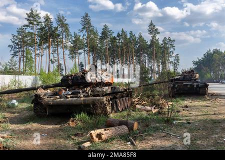 BUCHA, UKRAINE 12.05.2022 Irpin, Bucha. Atrocités de l'armée russe dans la banlieue de Kiev. Le char russe a été renversé par l'armée ukrainienne. Banque D'Images