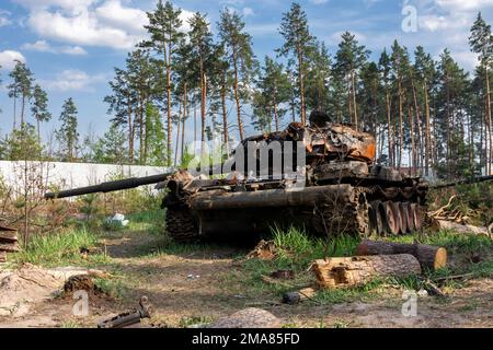 BUCHA, UKRAINE 12.05.2022 Irpin, Bucha. Atrocités de l'armée russe dans la banlieue de Kiev. Le char russe a été renversé par l'armée ukrainienne. Banque D'Images