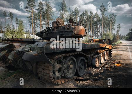 BUCHA, UKRAINE 12.05.2022 Irpin, Bucha. Atrocités de l'armée russe dans la banlieue de Kiev. Le char russe a été renversé par l'armée ukrainienne. Banque D'Images