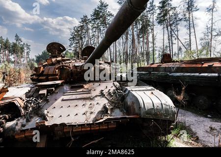 BUCHA, UKRAINE 12.05.2022 Irpin, Bucha. Atrocités de l'armée russe dans la banlieue de Kiev. Le char russe a été renversé par l'armée ukrainienne. Banque D'Images