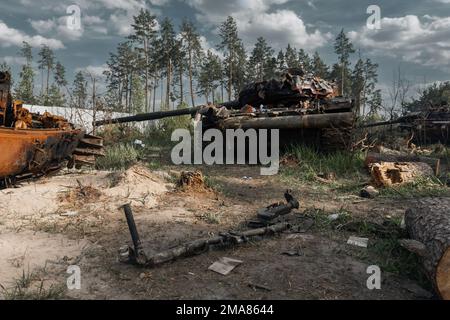 BUCHA, UKRAINE 12.05.2022 Irpin, Bucha. Atrocités de l'armée russe dans la banlieue de Kiev. Le char russe a été renversé par l'armée ukrainienne. Banque D'Images