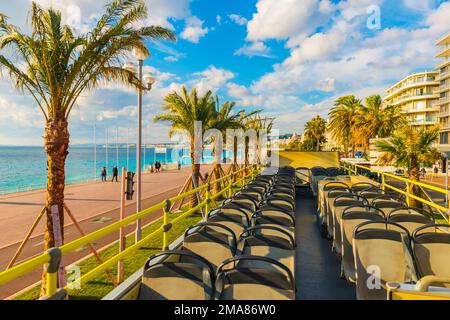 Vue sur le toit depuis un bus convertible au-dessus de Nice en Provence-Alpes-Côte d'Azur, France. Banque D'Images