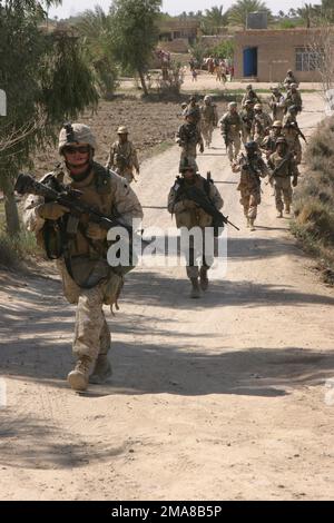 060317-M-0374B-020. [Complete] Scene Caption: On 17 March 2006, Marines of 3rd Squad, 2nd peloton, Echo Company, 2nd Bataillon, 6th Marines, L'équipe de combat régimentaire 5, et les soldats iraquiens du 2nd Bataillon, 4th Brigade, 1st Division, refont leur chemin vers un convoi de véhicules à Fallujah, en Irak, après avoir terminé l'opération California Dreaming. Ils étaient à la recherche de caches d'armes et de tout élément pouvant être utilisé pour fabriquer des dispositifs explosifs improvisés (IED). Le RCT-5 est déployé avec l'IMEF à l'appui de l'opération Freedom dans la province d'Anbar en Irak (MNF-W) pour développer les forces de sécurité iraquiennes Banque D'Images