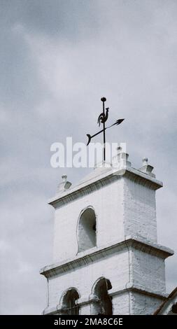 Un cliché vertical du clocher de l'Ermita de San Miguel del principe. Bogota, Colombie. Banque D'Images