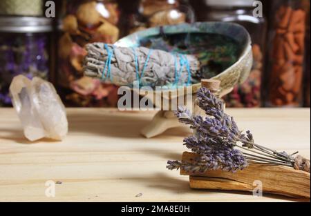 Lavande séchée avec des bâtonnets de Palo Santo et une carapace d'abalone pour les bavures en arrière-plan Banque D'Images