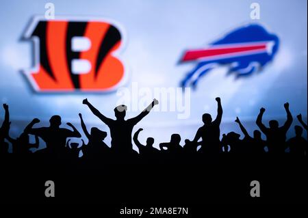 BUFFALO, États-Unis, 18 JANVIER 2023 : Cincinnati Bengals vs Buffalo Bills. NFL Divisional Round 2023, Silhouette of fans soutenant l'équipe et la gaieté Banque D'Images