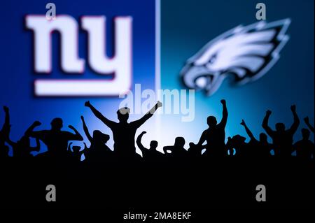 PHILADELPHIE, USA, 18 JANVIER 2023: New York Giants contre Philadelphia Eagles. NFL Divisional Round 2023, Silhouette of fans soutenant l'équipe et Banque D'Images