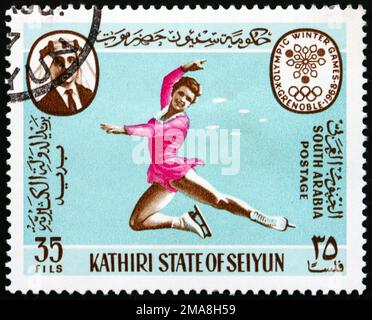 YÉMEN DU SUD - VERS 1967 : un timbre imprimé dans l'État Quaiti du Yémen du Sud à Hadhramaut montre le patinage artistique, 1968 Grenoble, vers 1967 Banque D'Images