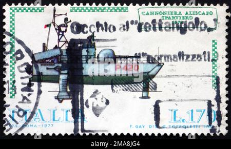 ITALIE - VERS 1977: Un timbre imprimé en Italie montre hydroglisseur Sparviero, navire militaire italien, vers 1977 Banque D'Images