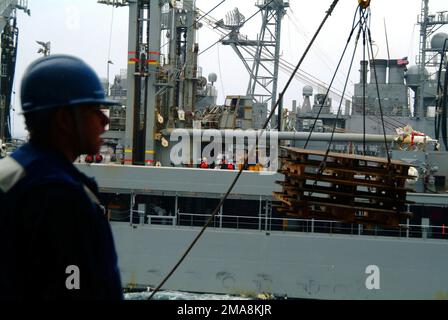 060401-N-4772B-104. [Complete] Scene Caption: À bord du quai de la Marine américaine (USN), LE FERRY USS HARPERS (LSD 49), un marin affecté au réapprovisionnement observe comme un engin de chargement transportant des palettes vides croise au commandement militaire de Sealift (MSC) Henry J. Kaiser Class, Oiler, USNS WALTER S. DIEHL (T-AO 193), Pendant les opérations de reconstitution en mer (RAS) en cours. Des navires de l'USN affectés au commandant de la Force opérationnelle 76 (CTF-76) et des éléments embarqués de l'unité expéditionnaire maritime (UEM) de 31st, sont en cours dans la mer de Chine orientale, soutenant la réception, le stadification, le mouvement et l'intégration (RSOI) an Banque D'Images