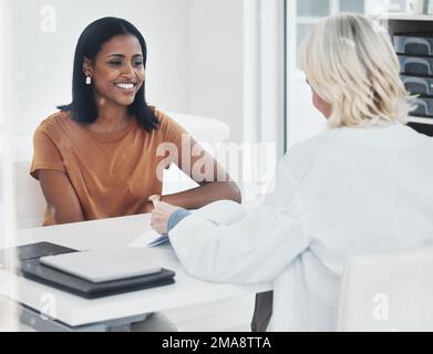 C'est si agréable de sourire à nouveau. un médecin ayant une consultation avec un patient. Banque D'Images