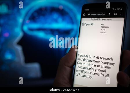 Mobille avec des informations sur OpenAI et ChatGPT - une compagnie d'intelligence artificielle Banque D'Images