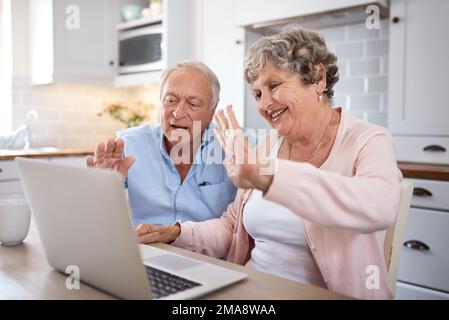Un autre rêve jeune. un couple âgé utilisant un ordinateur portable ensemble lors d'un appel vidéo à la maison. Banque D'Images