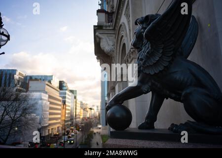 La statue du Lion ailé sur le viaduc Holborn, le premier survol, a été ouverte par la reine Victoria en 1869. Banque D'Images