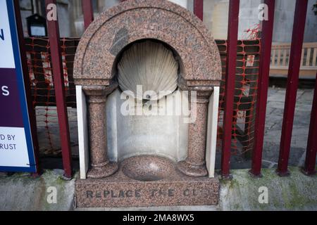 Première fontaine de Londres, en granit rouge, située dans les rampes de l'église St Sepulcher, près de Smithfield, construite en 1859 Banque D'Images