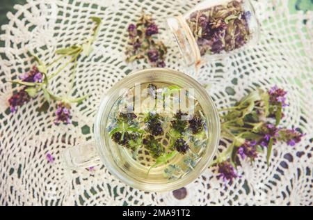 Prunella vulgaris (connu sous le nom de commun auto-guérir, guérir-tout, woundmot, coeur-de-la-terre, herbe de menuisier, bronnmotte et bleu curls tisane avec sec Banque D'Images