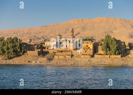 Einfahes Dorf am Nil mit Moschee, südlich von Luxor, Ägitten Banque D'Images