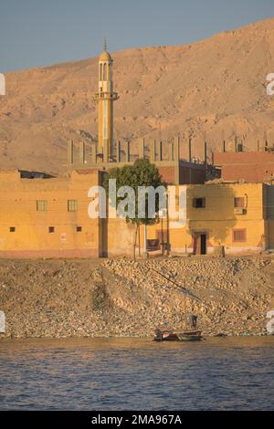 Einfahes Dorf am Nil mit Moschee, südlich von Luxor, Ägitten Banque D'Images