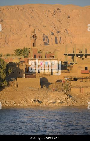 Einfahes Dorf am Nil mit Moschee, südlich von Luxor, Ägitten Banque D'Images