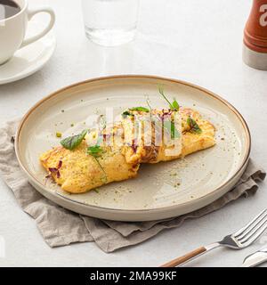 Portion d'omelette avec avocat et saumon Banque D'Images