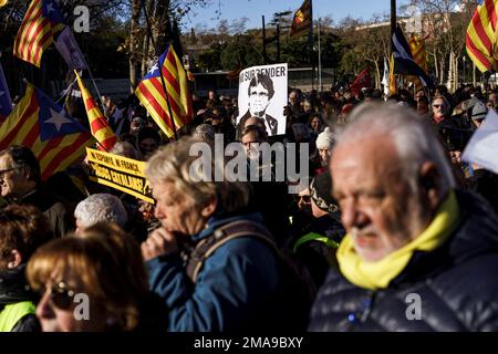 Barcelone, Espagne, 19, janvier 2023. Òmnium et la manifestation de l'ANC contre la rencontre entre Pedro Sánchez, Macron et Pere Aragonès. Crédit : Joan Gosa/Alay Live News Banque D'Images