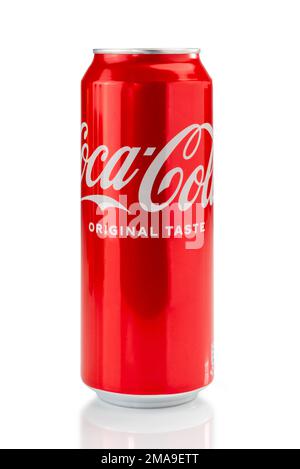 italie - 19 janvier 2023: CAN de Coca Cola goût original isolé sur blanc avec le chemin de coupure inclus. 500ml can Banque D'Images