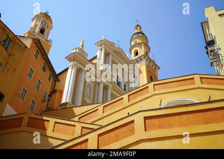 Aperçu de la basilique de Saint-Menton Michael l'Archange, Menton, Côte d'Azur, Europe Banque D'Images