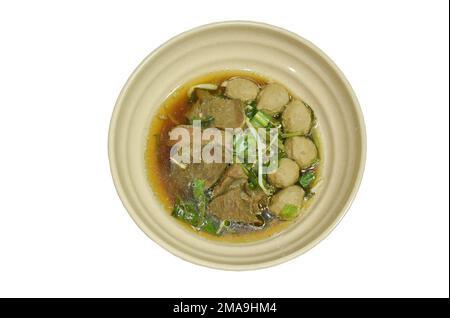 bœuf braisé bouilli et boulettes de viande dans une soupe aux herbes noires sur un bol Banque D'Images